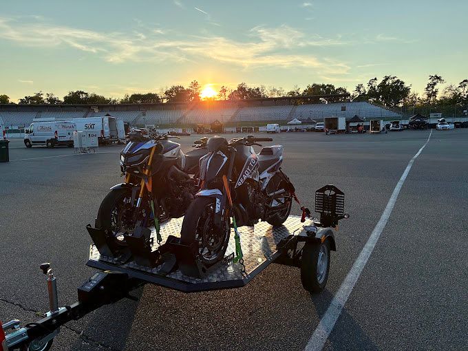 Zwei Motorräder auf einem MotoTrailer-Absenkanhänger bei Sonnenuntergang