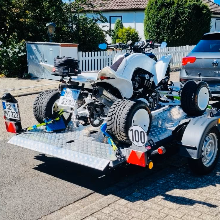 Weißer Bobber auf dem offenen Motorradanhänger