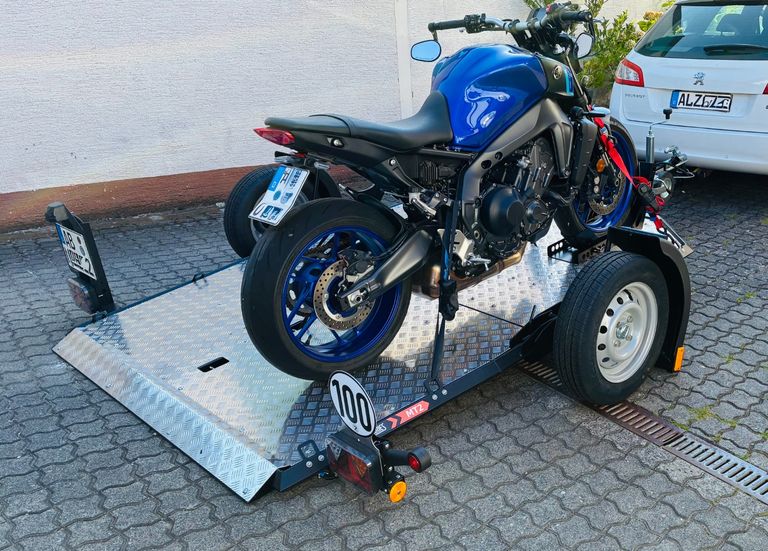 Blaues Motorrad auf dem abgesenkten MotoTrailer MT 222